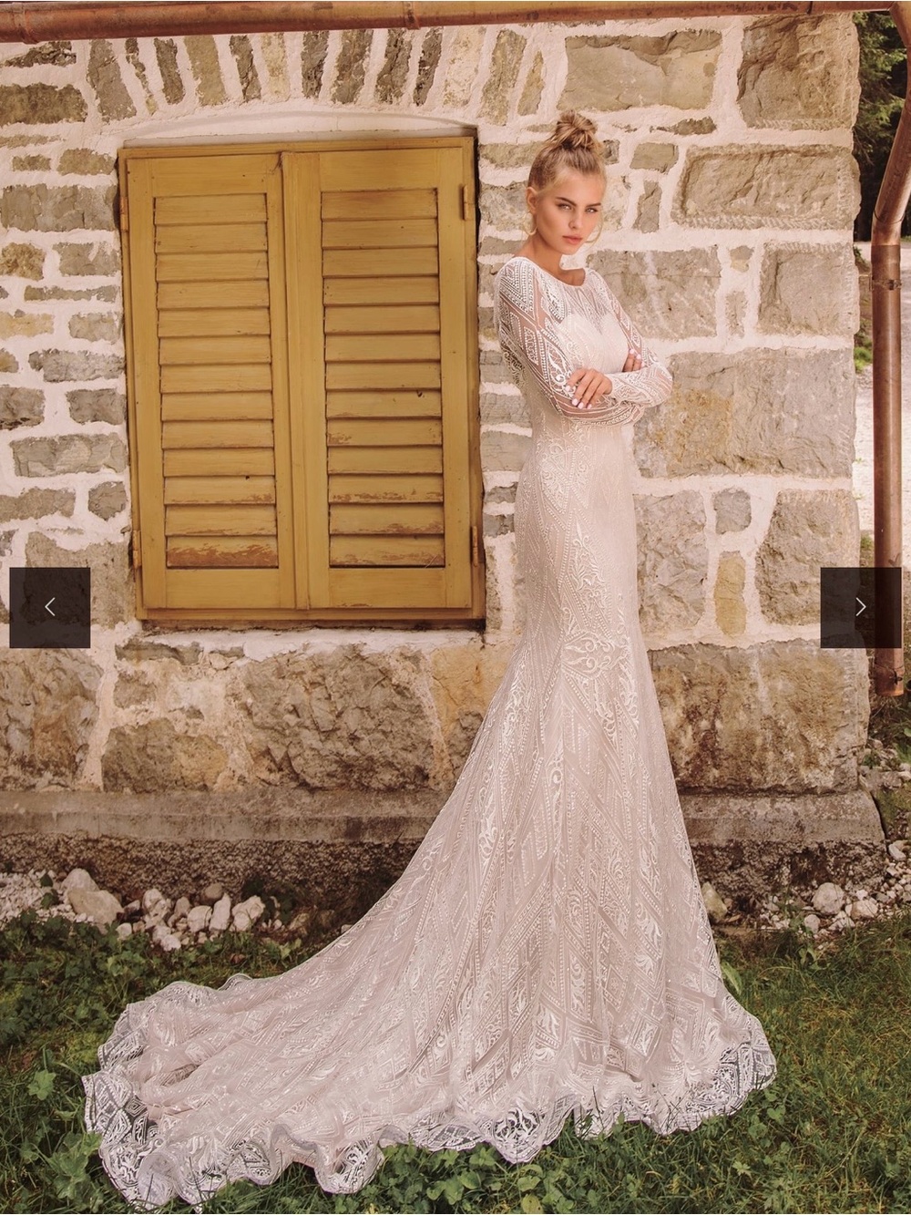 Elegant Long-Sleeve Lace Wedding Dress in Ivory